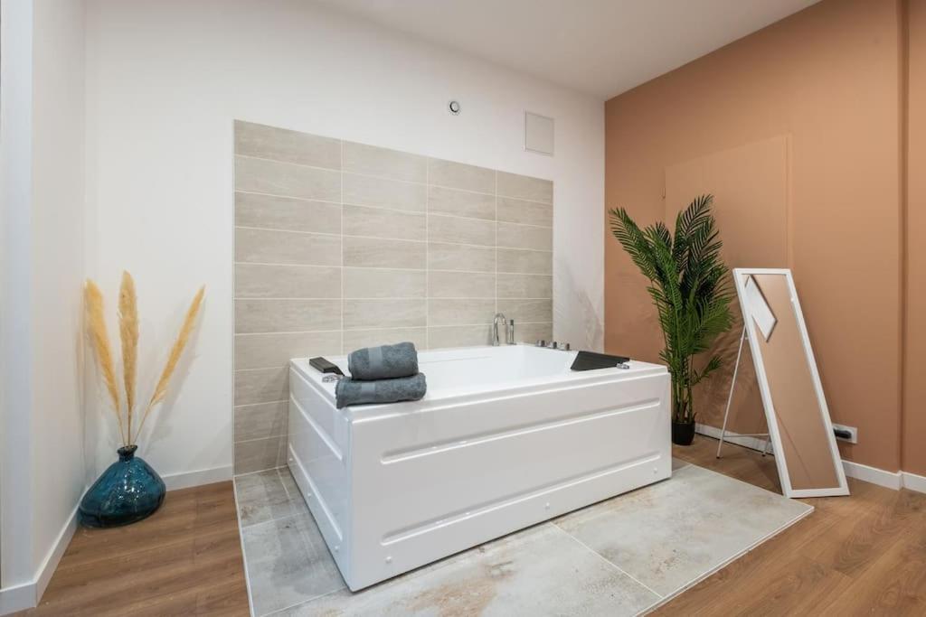 Charmant Cocon Avec Jacuzzi - Bordeaux Centre Bagian luar foto